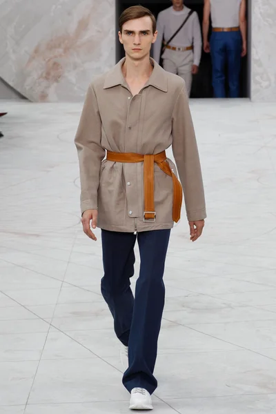 Look 16